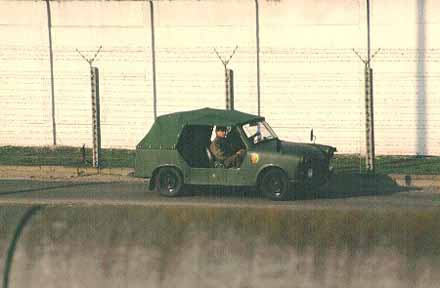 Austur-þýskir hermenn gæta Múrsins á Trabant herbíl árið 1987