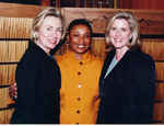 Frú Clinton, Barbara Lee og frú Gore á góðri stund.