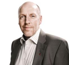 Lengi tekur stjórinn við. Hann var efnahagsráðherra, viðskiptaráðherra, landbúnaðarráðherra og sjávarútvegsráðherra. Nú er hann líka orðinn iðnaðarráðherra. Hvert liggur leið hans næst? Fylgjumst öll með ævintýrum þrekmennisins frá Þistilfirði.