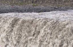 Er ekki sjálfsagt að þeir sem njóta hins hrikalega Dettifoss greiði fyrir þá aðstöðu sem til þess þarf fremur en almennir skattgreiðendur?