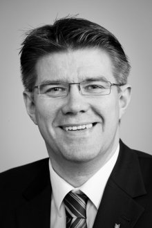 Gunnar Bragi Sveinsson hefur tekið virkan þátt í umræðum um helstu mál er varða samskipti Íslands við önnur ríki undanfarin ár. Hann hefur verið ósammála helstu álitsgjöfum fjölmiðlanna um ESB og Icesave og þeir eru ekki ánægðir með að hann sé orðinn utanríkisráðherra.