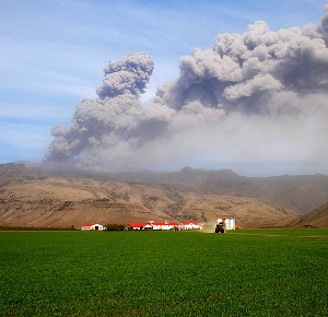 Það þykir sjálfsögð dægrastytting að ganga á eldfjöll en svo er það sænska neftóbakið.