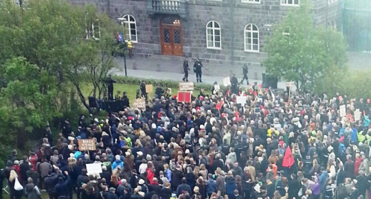 Hópur rudda kom í veg fyrir að almennir gestir gætu fylgst með ræðum, upplestri, tónlist og öðrum þáttum þjóðhátíðar á Austurvelli í morgun. Ruddarnir vilja aðra ríkisstjórn.