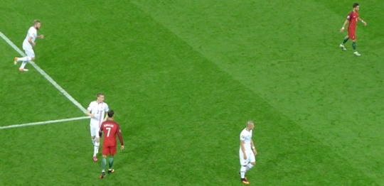 Þarna má sjá fótboltakarlinn Ronaldo í karlaliði Portúgals leika gegn karlaliði Íslands á Evrópumóti karla í knattspyrnu karla.